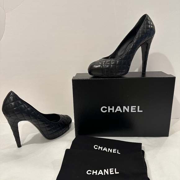CHANEL ESCARPINS SIGNATURE BLACK QUILTED CAP TOE LEATHER HEELS IN BLACK - Picture 1 of 6
